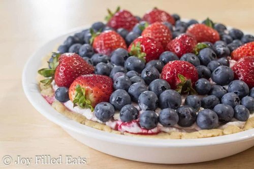 no bake cheese cake with berries on top