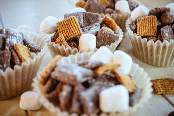 s'mores puppy chow in cupcake liners